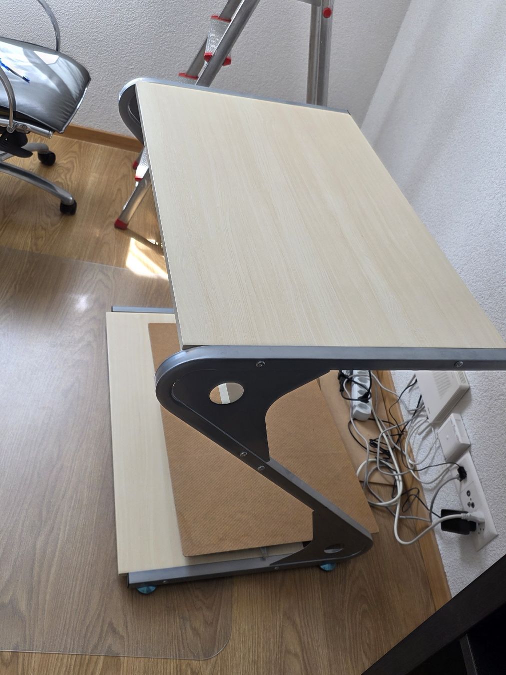 Tables: Schreibtisch aus Holz – D'occasion à Alchenflüh par Lsnake 1