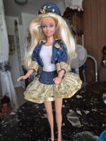 Barbie im Outfit der Super Talk Barbie von 1994/95