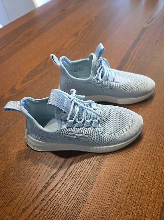 Chaussures femmes: Hellblaue Turnschue – D'occasion à Wettingen par littlefoot1 2