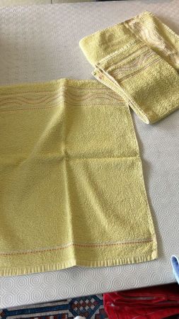 2 asciugamani gialli 38x55 cm e 56x100 cm