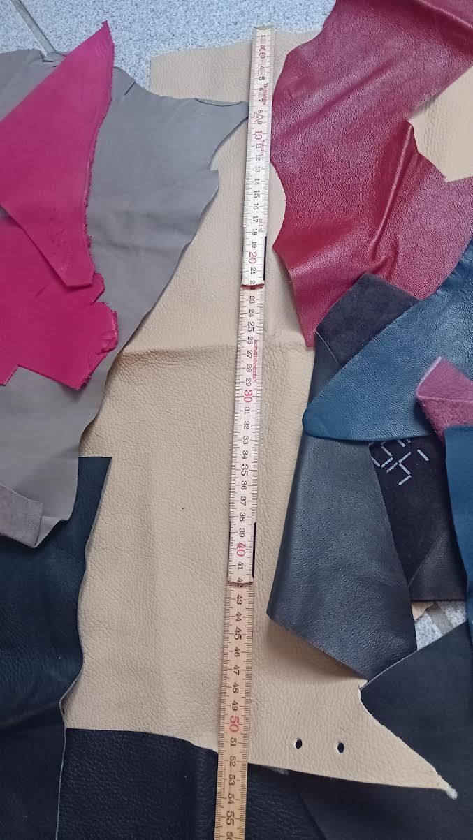 Tissus: Leder Reste ca.3,5kg – D'occasion à Salez par Robe12 1