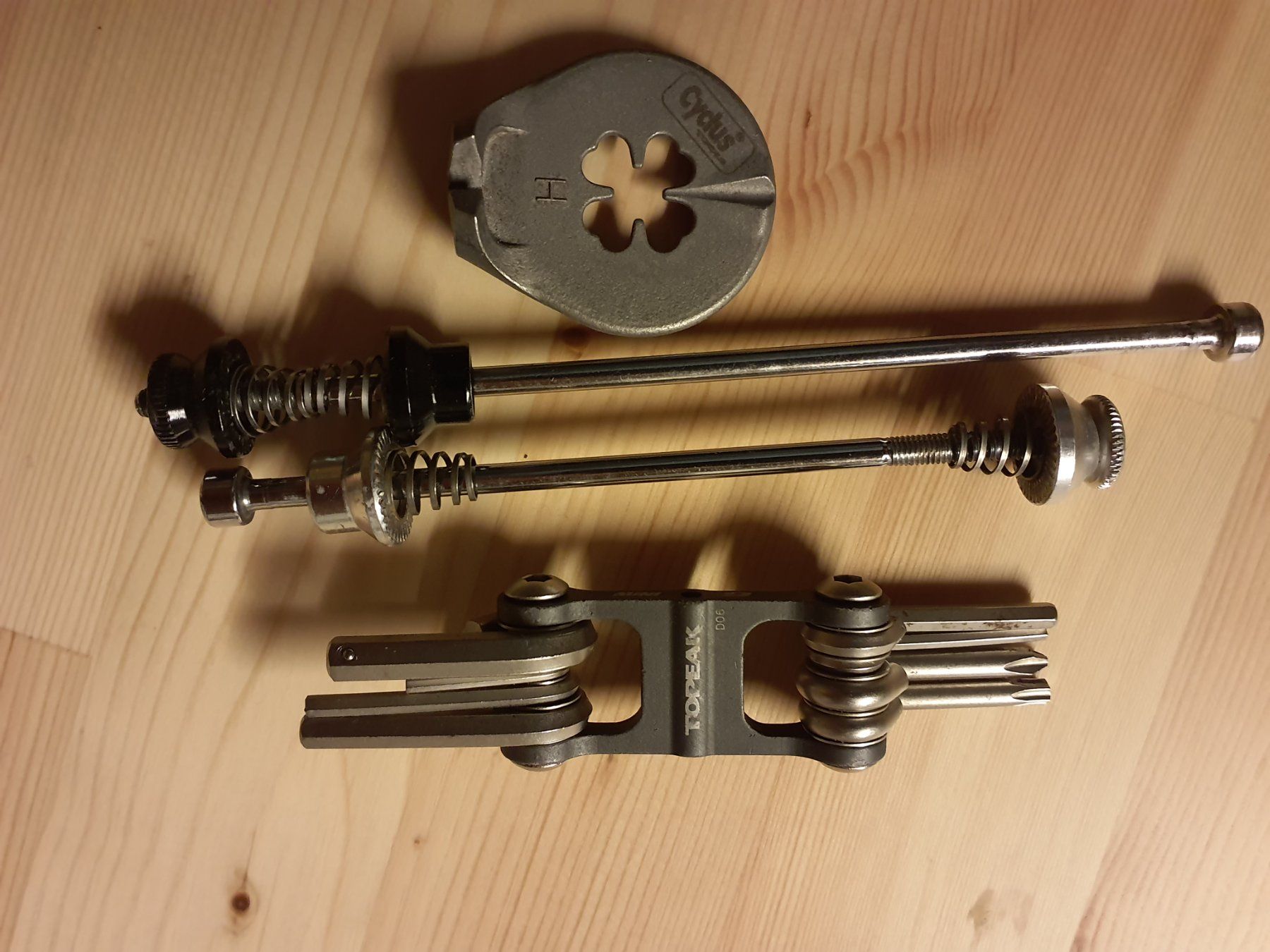 Tutti gli attrezzi: Veloteile, Schnellspanner, Nippelspanner u. Topeak Minitool – Usato da Winterthur venduto da dl6urk