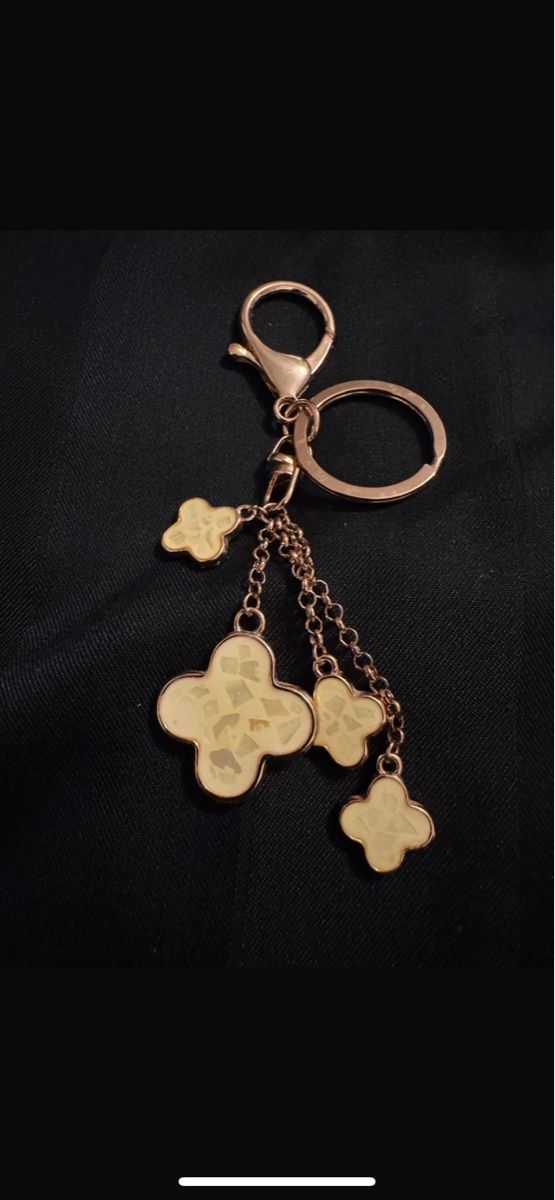 Portachiavi: Charming Four-Leaf Clover Keychain - Lucky Accessory! – Usato da Rüschlikon venduto da luc_q2tl