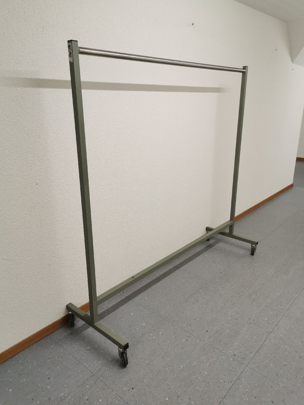 Altro in Decorazioni & Accessori: Kleiderständer auf Rollen massiv L:180 cm – Usato da Würenlingen venduto da Dianas_Second_Hand 1