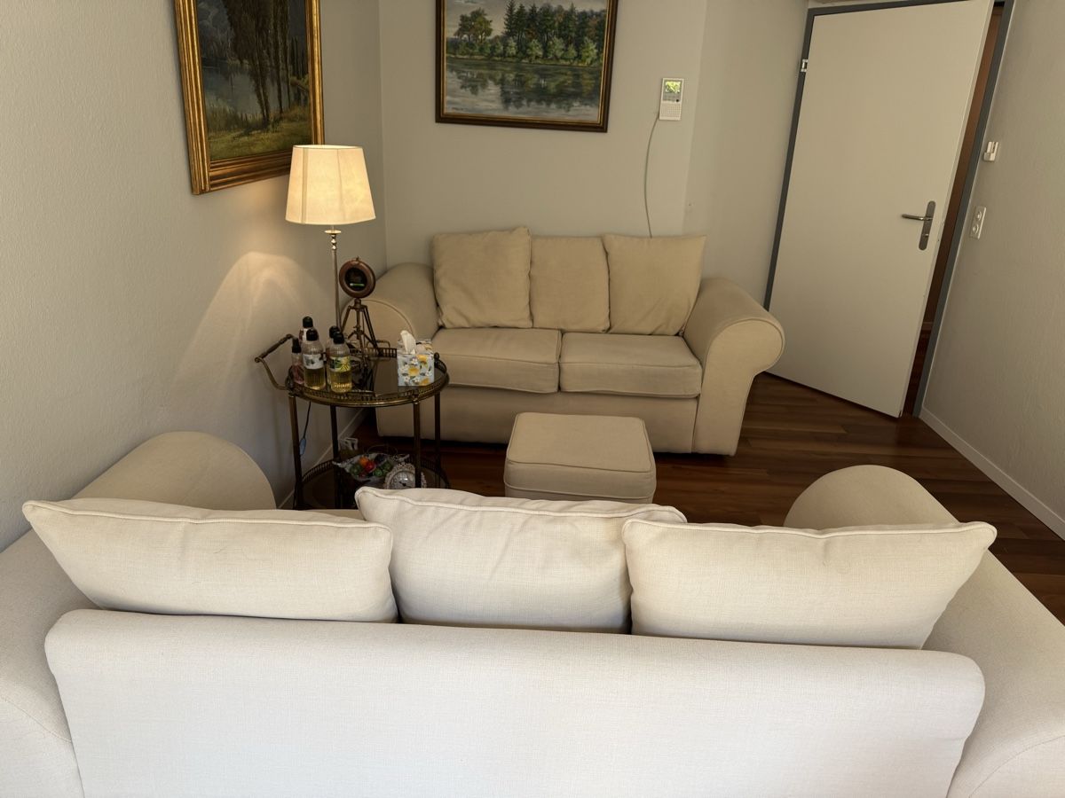 Sofas: 2 x Sofa ( 2 er Sofa) und ein Hocker. Sofa 1.85 m breit. – Gebraucht aus Winterthur von han_m89f 6