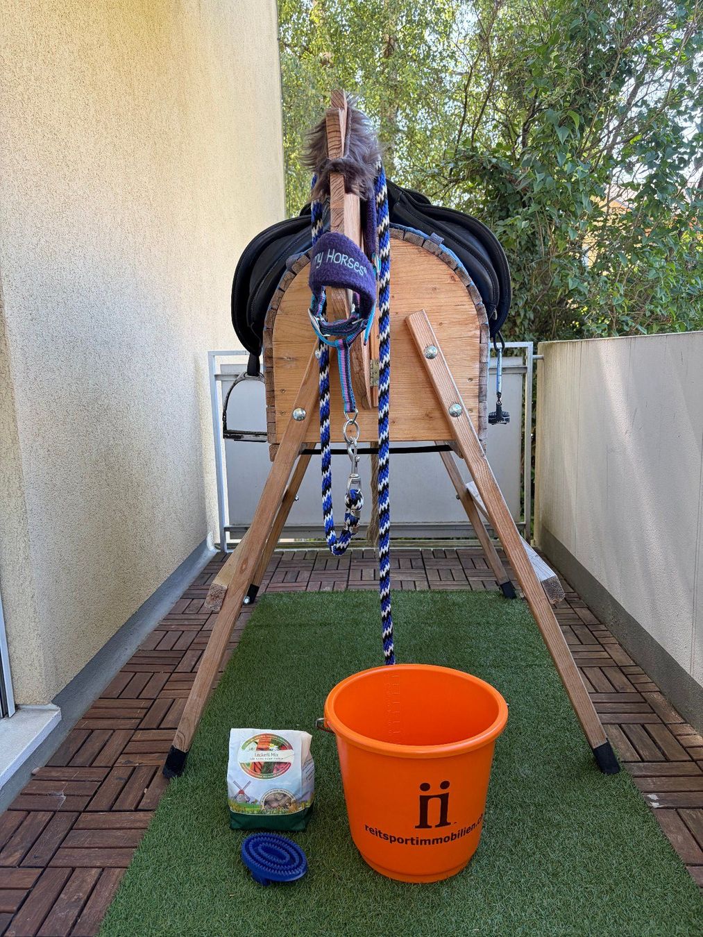 Spielzeuge: Gartenpferd/Voltigierbock mit viel Zubehör – Gebraucht aus Kilchberg ZH von gecko06