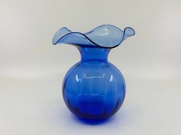 Blaue Glasvase mit Wellenrand, mundgeblasen