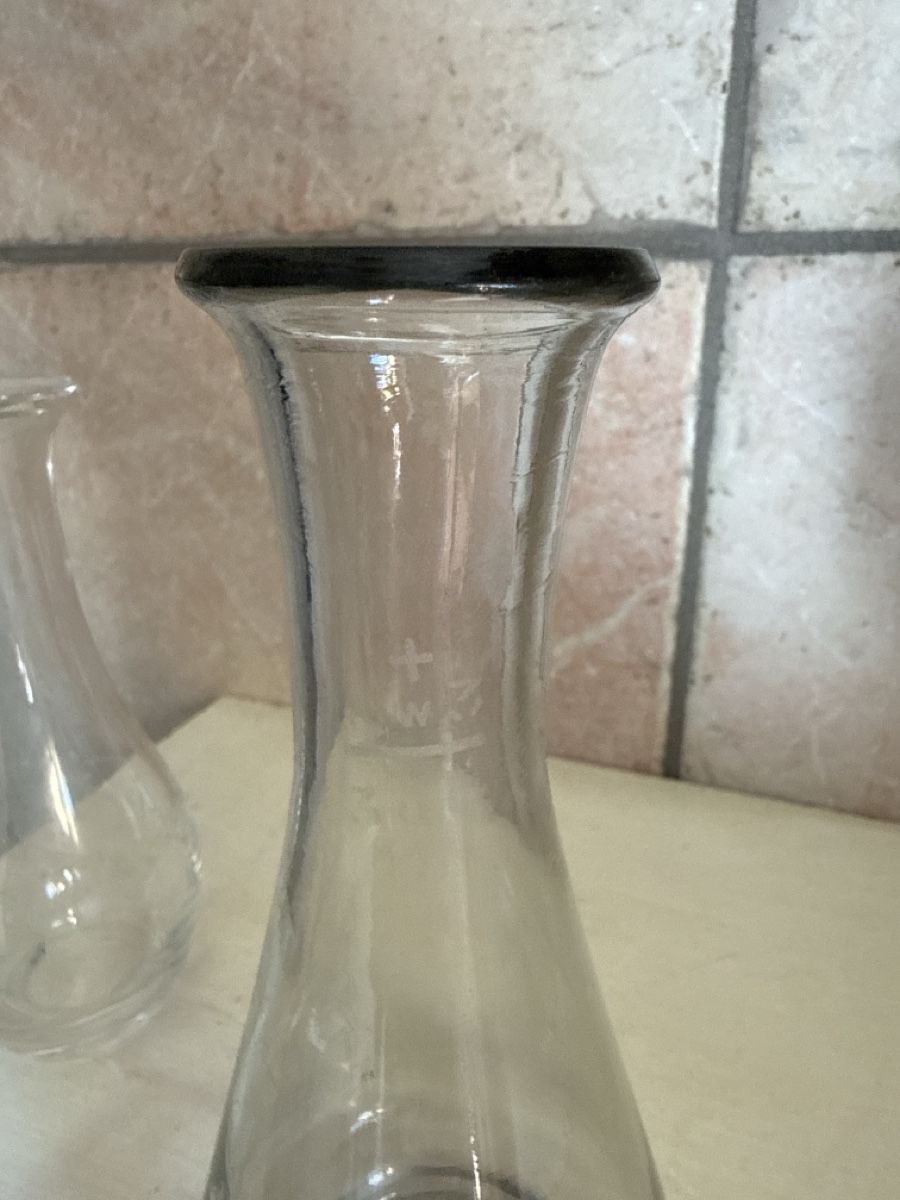 Caraffe: Zwei Glaskaraffen mit Eichstrich Set guter Zustand – Usato da Schaffhausen venduto da Ibag 1