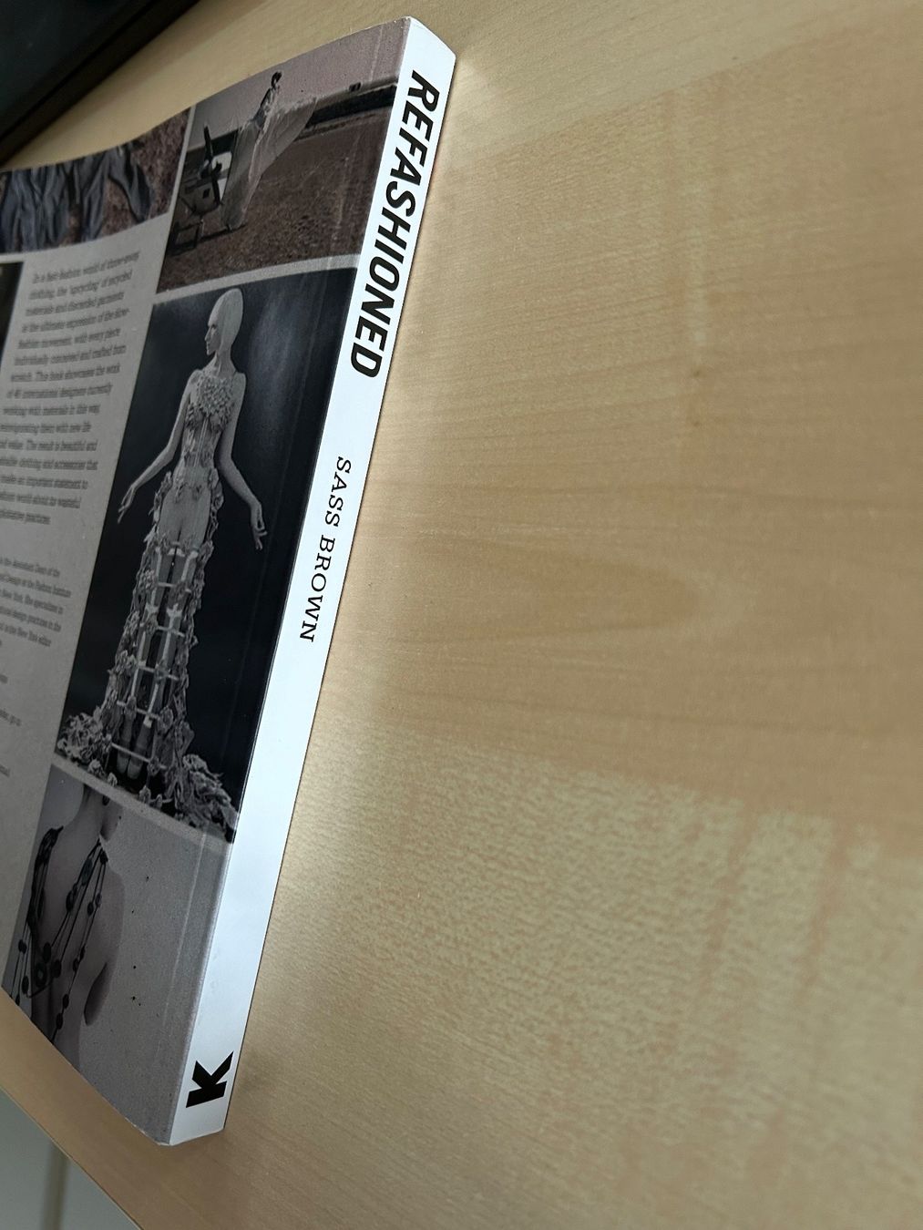 Bücher: Sass Brown: ReFashioned. Clothing from Upcycled Materials – Gebraucht aus Aarau von R-O-G-E-R 5