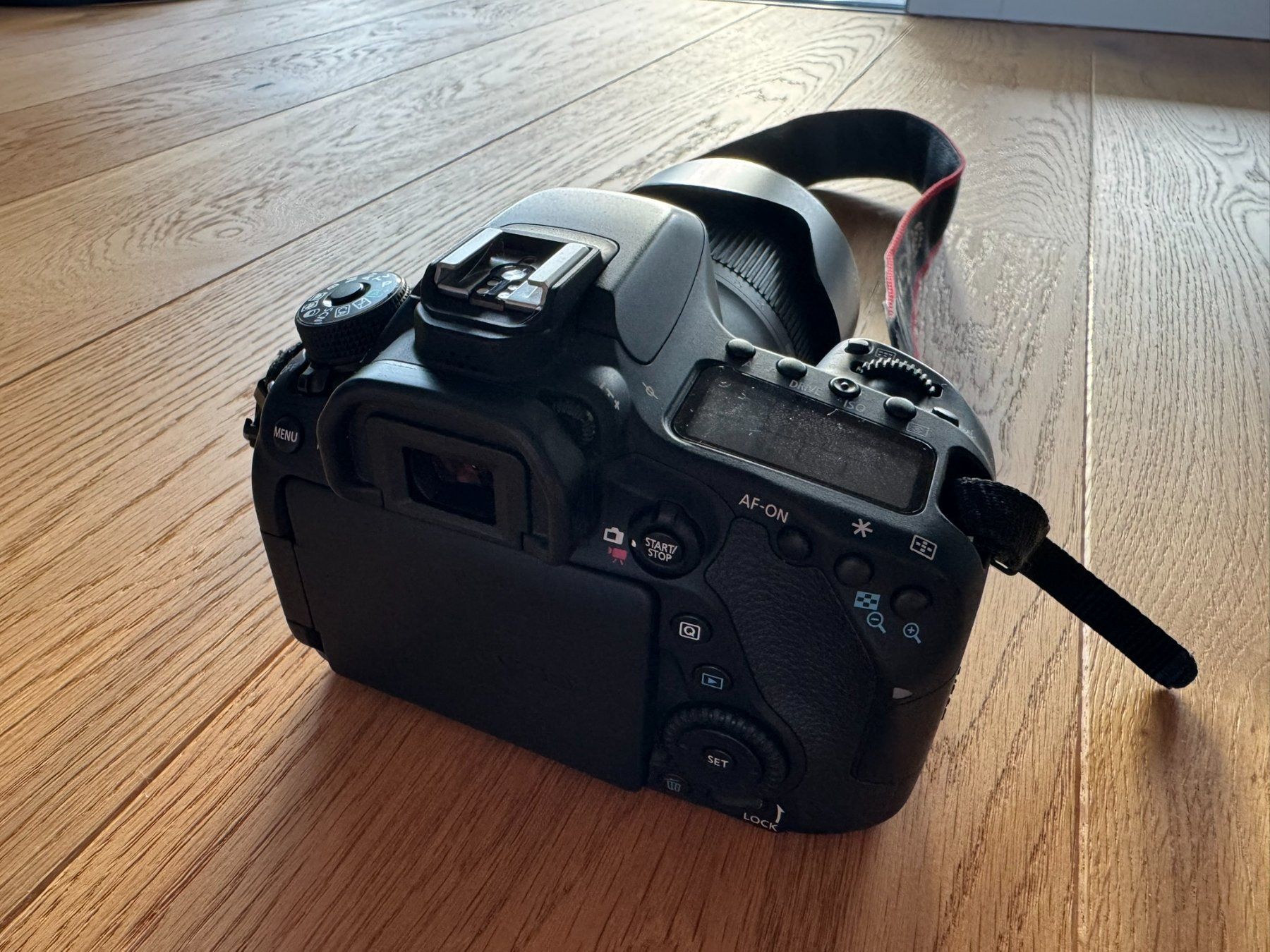 Canon Fotocamera: Canon EOS 80D Spiegelreflexkamera mit 18-135mm Objektiv – Usato da Eschen venduto da daniel_schwarz 5