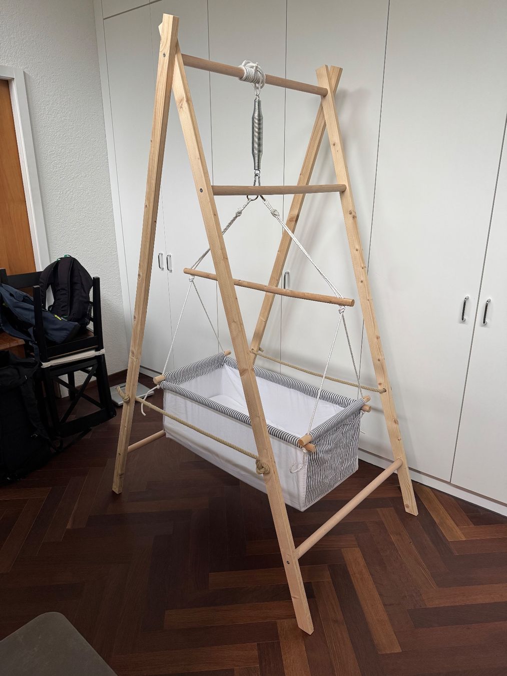 Poltrone pensili da giardino: Federwiege mit Holzgestell – Usato da Bürglen UR venduto da PowderPilgrim