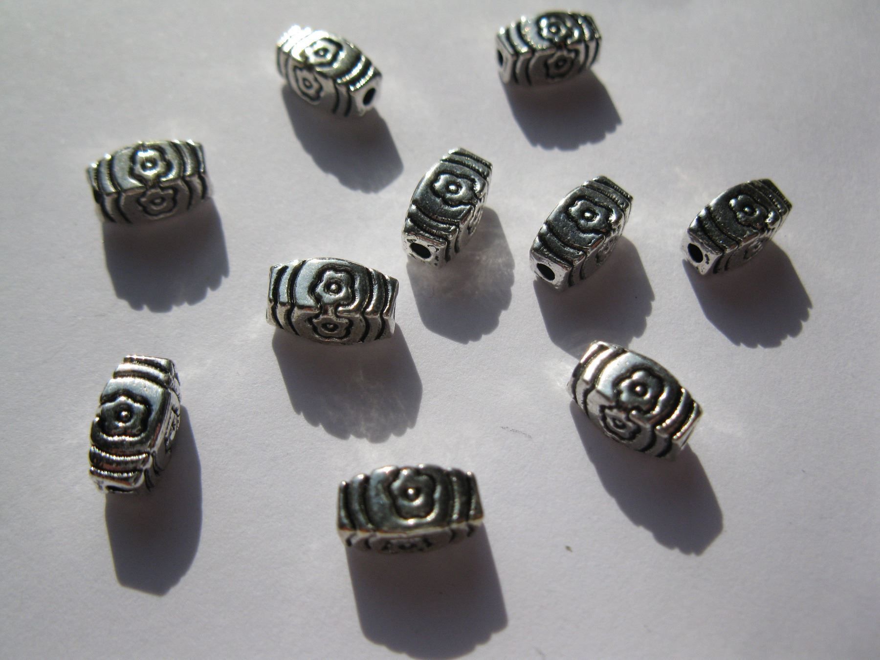 Perle (finte): 10 Metallperlen, 4-kant, gemustert 9x5mm – Nuovo e nell'imballaggio originale da St. Margarethen TG venduto da LuanaKa 2
