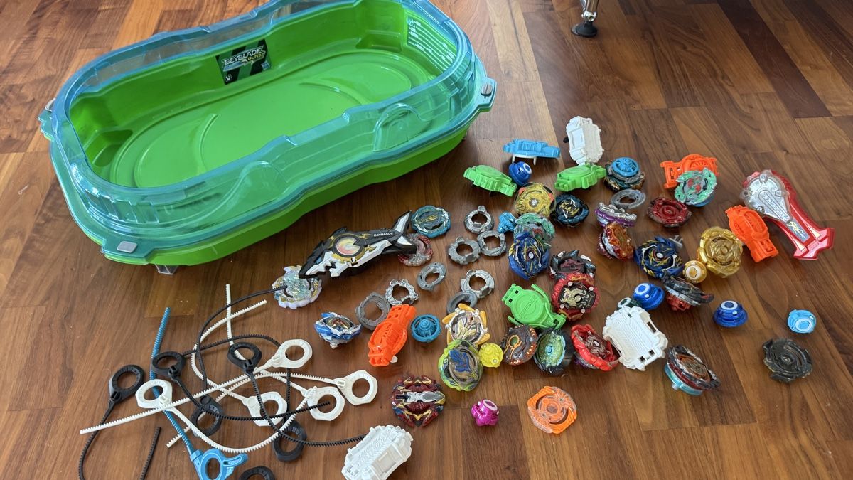 Jeux: Beyblade Arena mit vielen Spinnern – D'occasion à Diepoldsau par Bluesky1