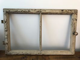 Alter Fensterrahmen mit Beschlägen