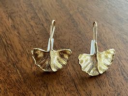 Elegante goldene Ohrringe in Ginkgo Blatt Design, Neu!