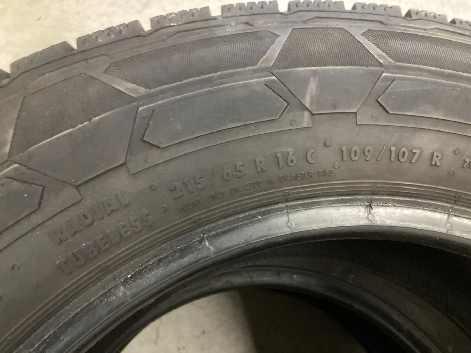 Continental Pneumatici & Ruote complete: 215/65R16 C Winterpneu Continental – Usato da Cham venduto da WB2223 2