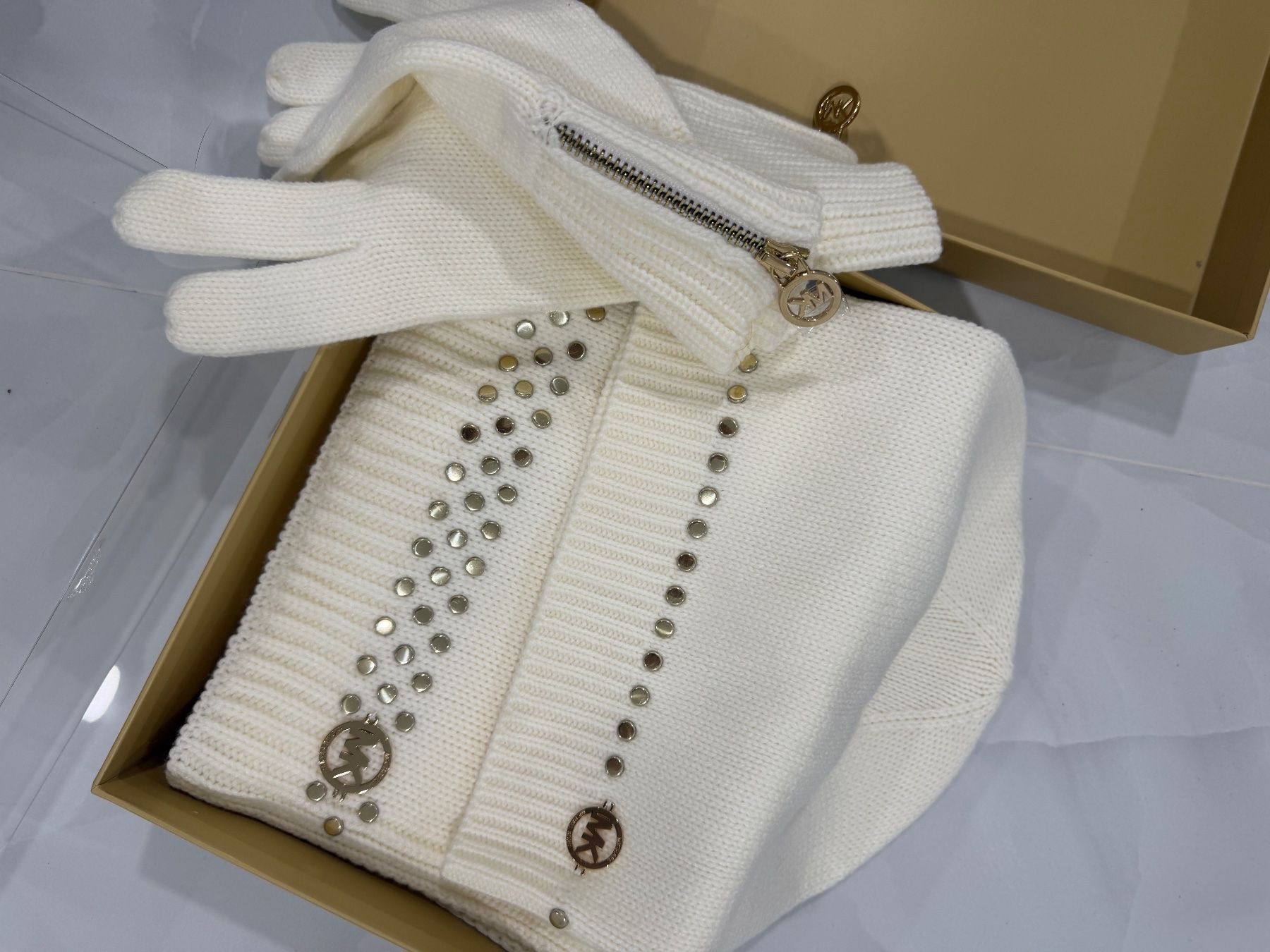 Kleiderpakete: Michael Kors Strickset Schal Handschuhe Weiss Gr. M Winte... – Neu und originalverpackt aus Buchs AG von Maison_Djana_ 2