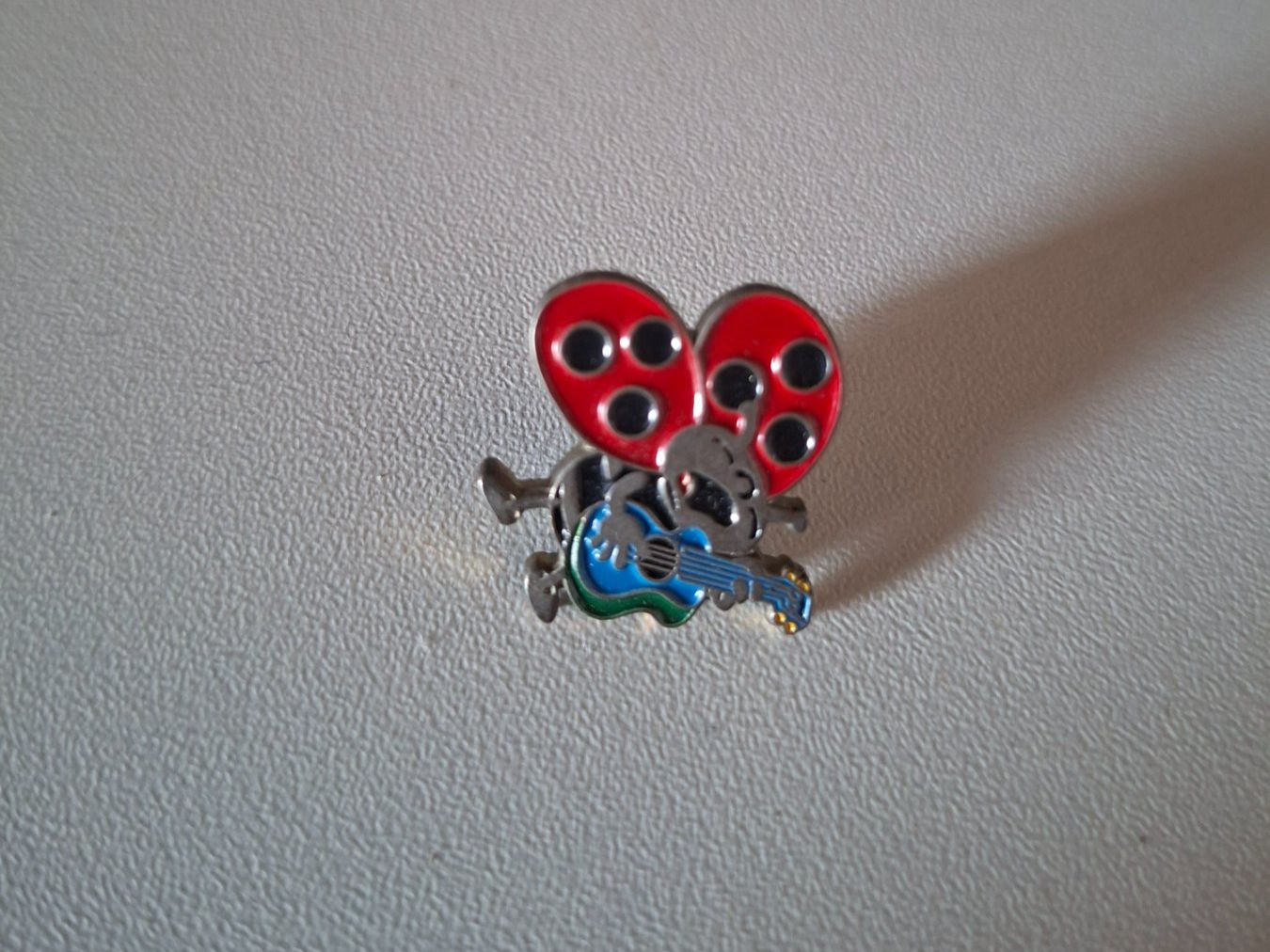 Plaketten & Abzeichen: Pin Blickkäfer mit Gitarre – Gebraucht aus Erlinsbach von pfunky