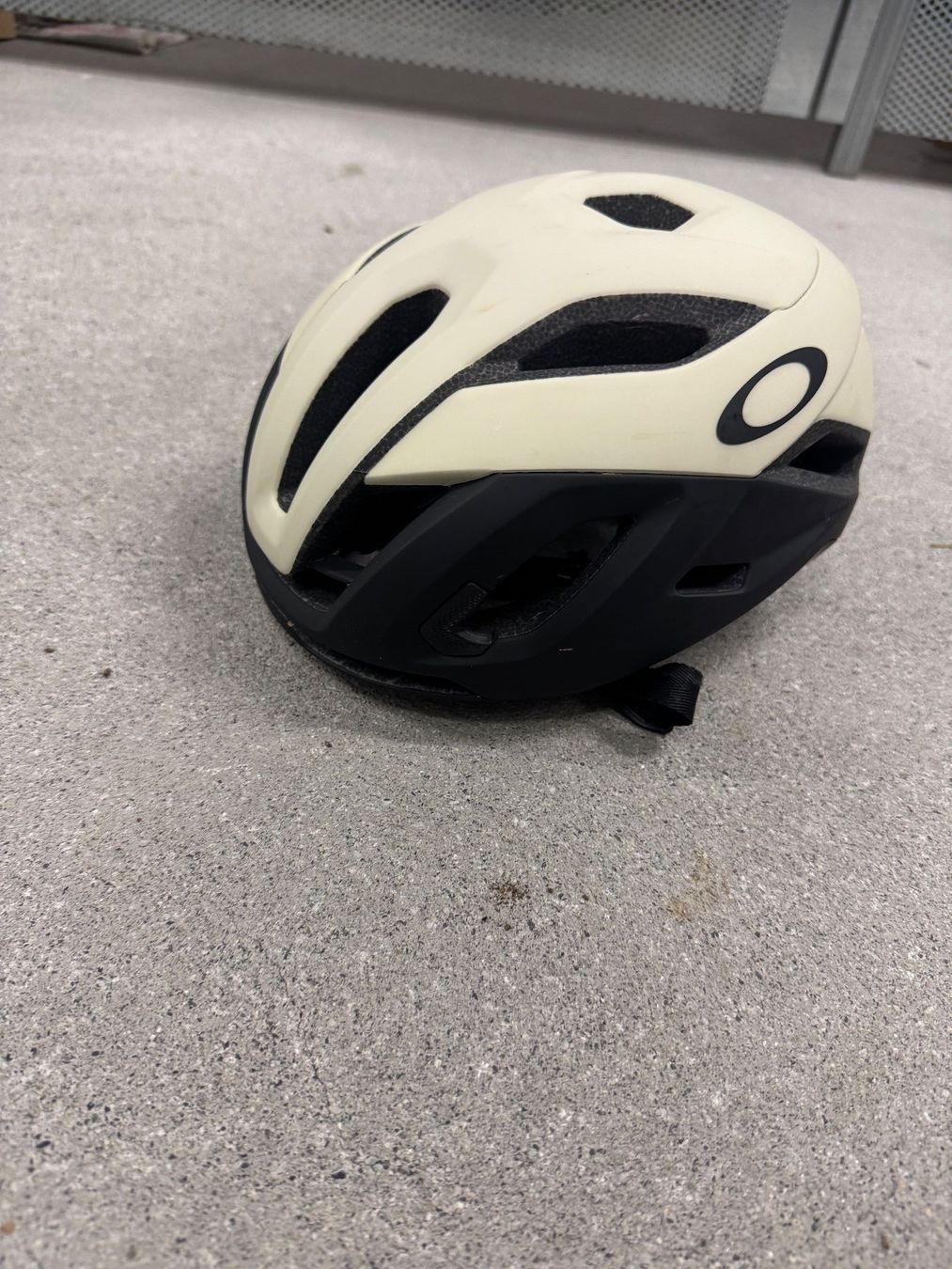 Oakley Caschi: Oakley Aero 5 – Usato da Küssnacht am Rigi venduto da joe_96mt