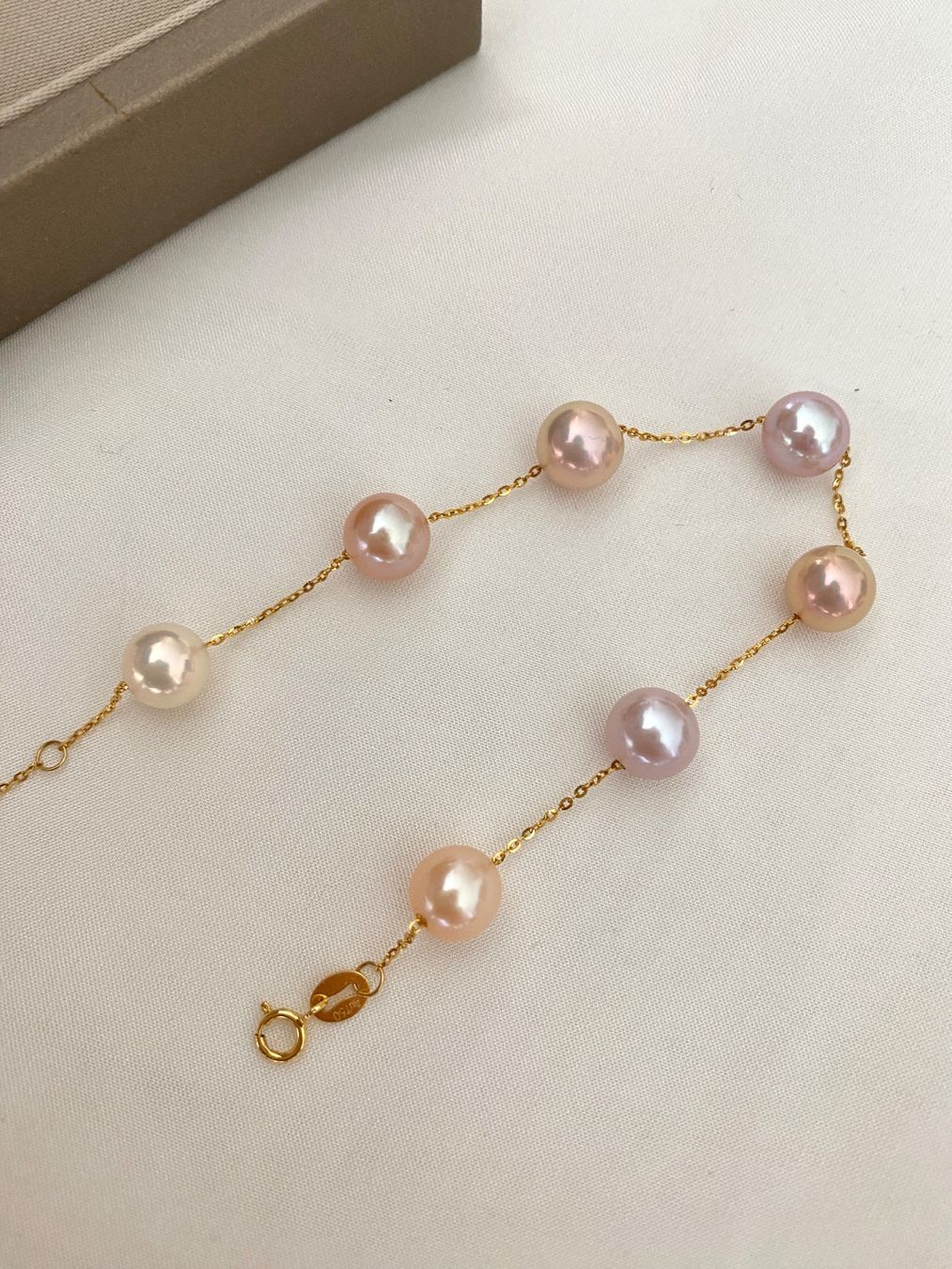 Bracciali & Braccialetti: 8 mm Süsswasserperle Armbänder 18k Gold – Nuovo e nell'imballaggio originale da Sarnen venduto da Yingsperlen1