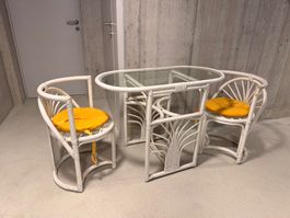 Weißes Rattan-Tischset mit 2 Stühlen