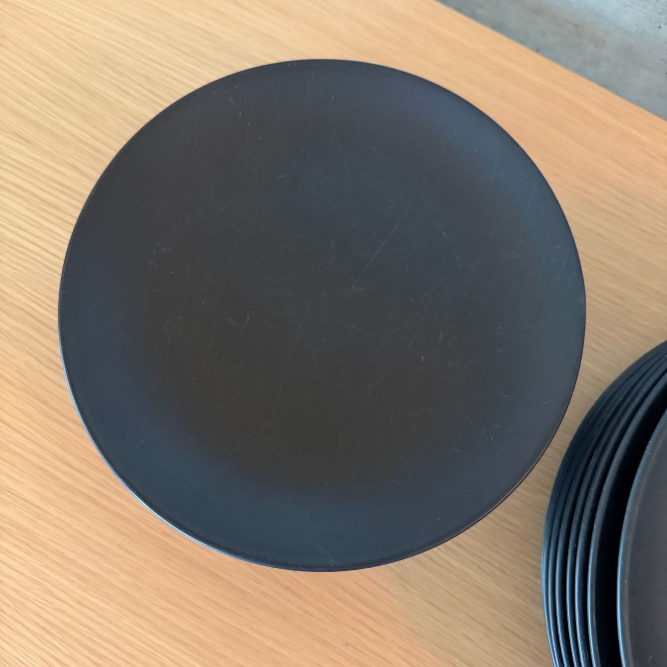 Ikea Piatti: Lot d'assiettes noires mat – Usato da St-George venduto da alaixee 1