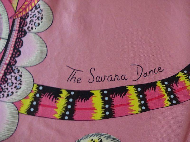 Hermès Foulard & Sciarpe: Carré géant Hermès "Savana Dance" wash avec facture – Nuovo e nell'imballaggio originale da Hauterive NE venduto da Paby 4