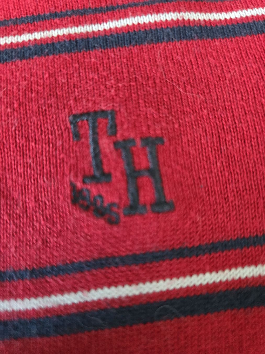 Tommy Hilfiger Maglioni & Felpe: Pullover Tommy Hilfiger rot gestreift Grösse 8 (122-128) – Usato da Unterentfelden venduto da Panda-87 2