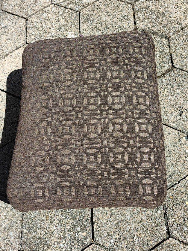 Poltrone: Gemütlicher Sessel mit Hocker, braunes Rankenmuster – Usato da Mosnang venduto da KurtHe 2