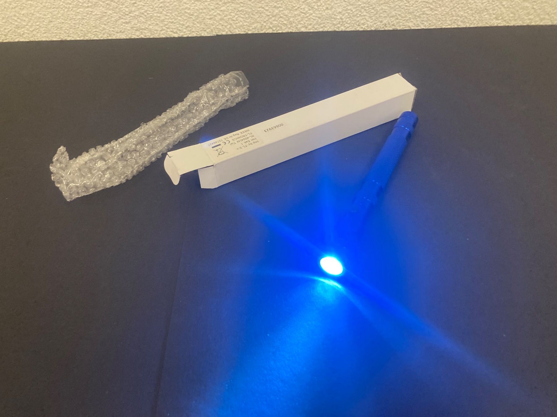 Lampade: LED Taschenlampe, blau, ca. 17 cm lang, magnetisch – Nuovo e nell'imballaggio originale da Neuenhof venduto da jorogo 3