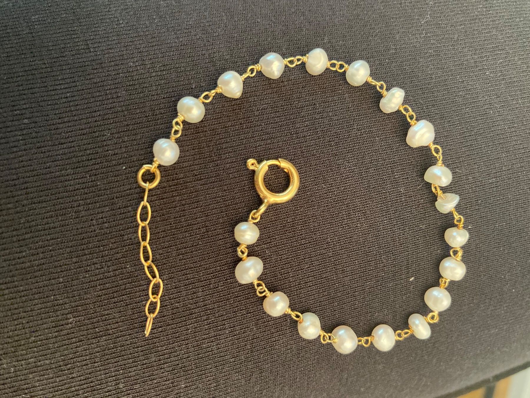 Olga Ribler Bracciali & Braccialetti: Armkette mit weissen Süsswasserperlen – Nuovo (secondo la descrizione) da Luzern venduto da MonikaS03