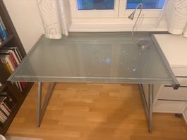 Schreibtisch mit Glasplatte und Metallgestell