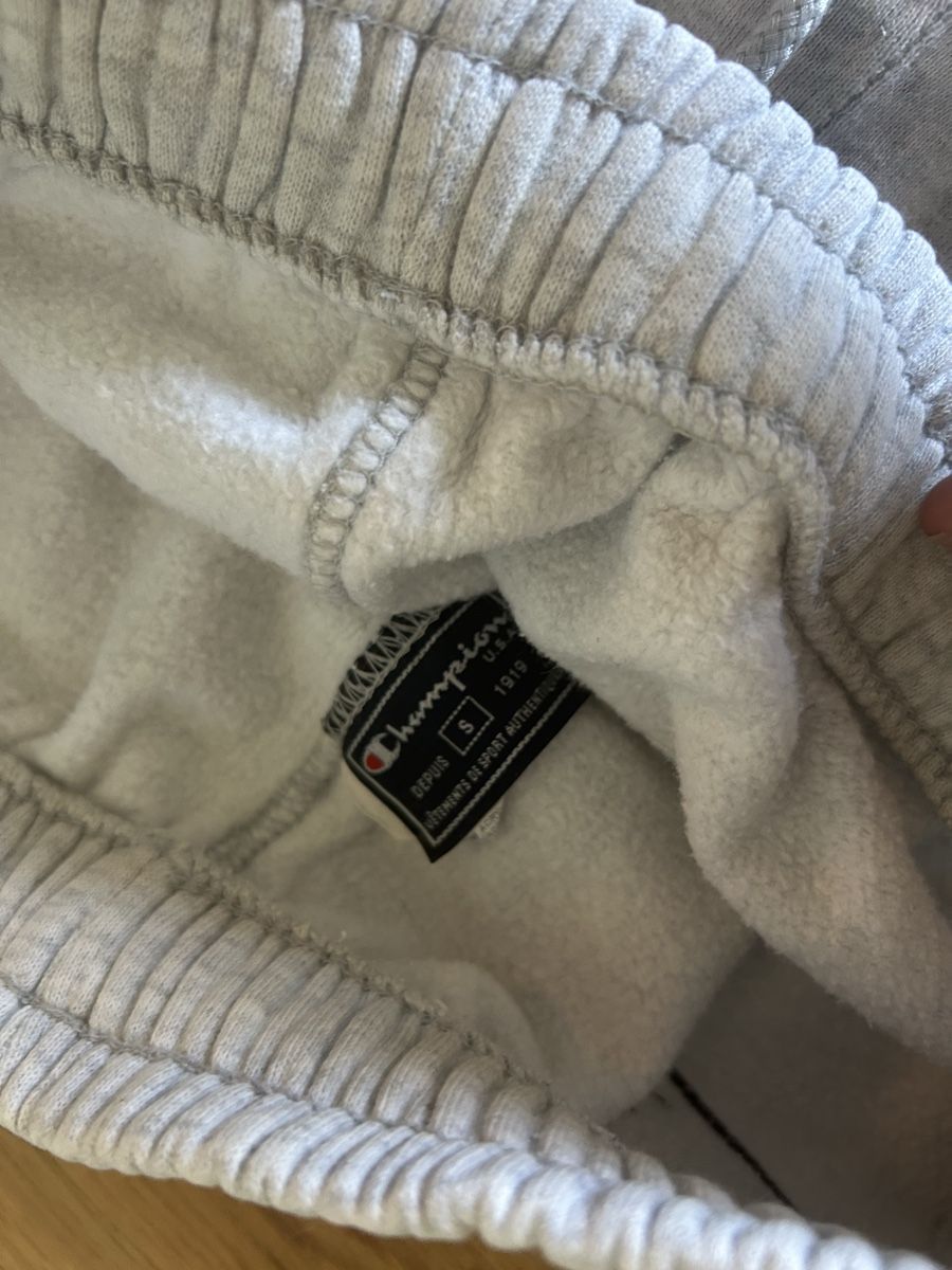 Champion Pantaloni: Champion grey sweatpants  – Usato da Zürich venduto da ori_9dcy 2