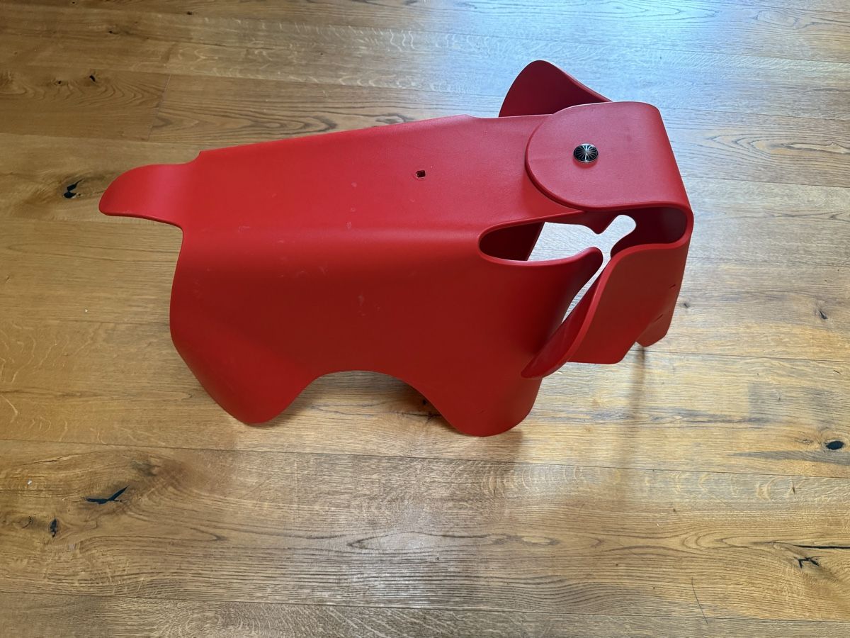 Vitra Tabourets: Roter Vitra Eames Elephant – Design Klassiker Hingucker! – D'occasion à Engelberg par
