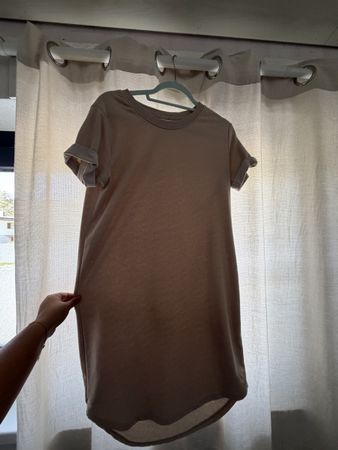 Robe t-shirt beige coupe droite, état neuf, taille M