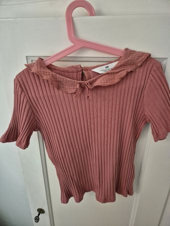 H&M Ripp Shirt mit Rüschenkragen Gr. 134/140 rosa Frühling 