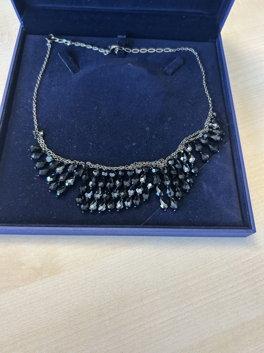 Swarovski Ketten: Swarovski Halskette schwarz mit Schmuckbox – Neu (gemäss Beschreibung) aus Zuchwil von celixne 1