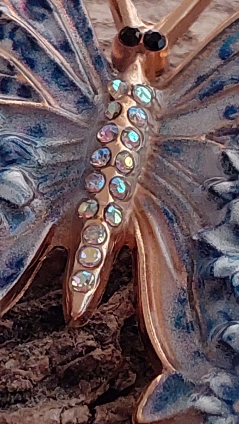 Broschen & Nadeln: Hübsche Brosche Schmetterling blau weiss mit Blumen – Neu (gemäss Beschreibung) aus Oberwil BL von Hunajakakku 1