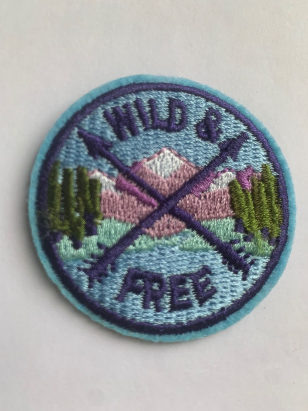 Toppe: Wild & Free Patch Badge, Bügelbild – Nuovo e nell'imballaggio originale da Ostermundigen venduto da Mcone