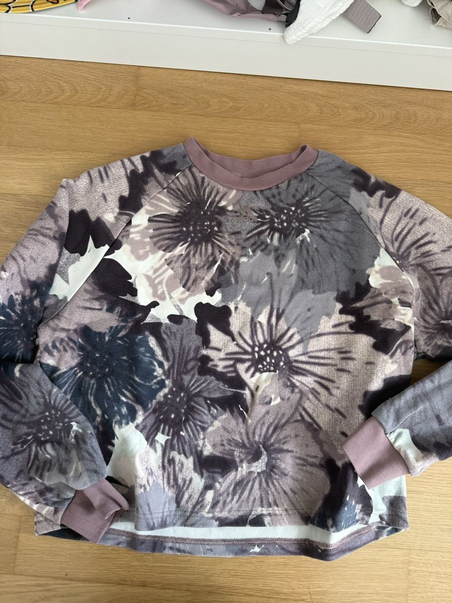 Adidas Pulls & Sweat-shirts: Adidas Pullover Blumenmuster grau rosa Grösse S – D'occasion à Hägendorf par Mocca72