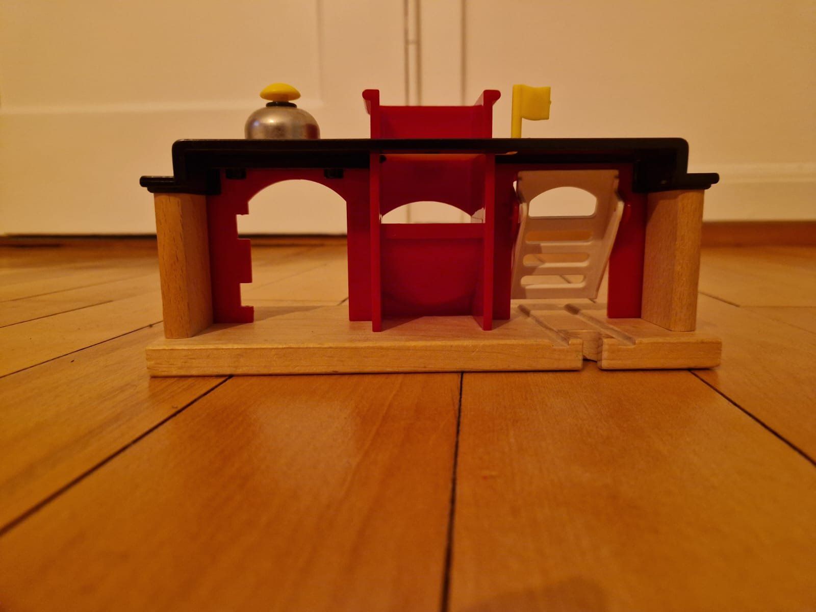 Brio Giocattoli: BRIO Feuerwache 33589 – Difettoso da Zürich venduto da mbudgetfan 6