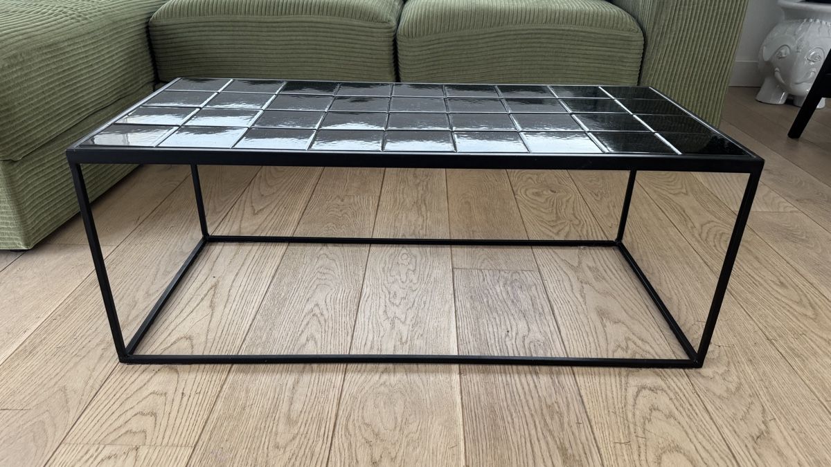 Tavoli: Designer Couchtisch mit schwarzer Keramikfliesenplatte  – Usato da Buckten venduto da H_wyss1987