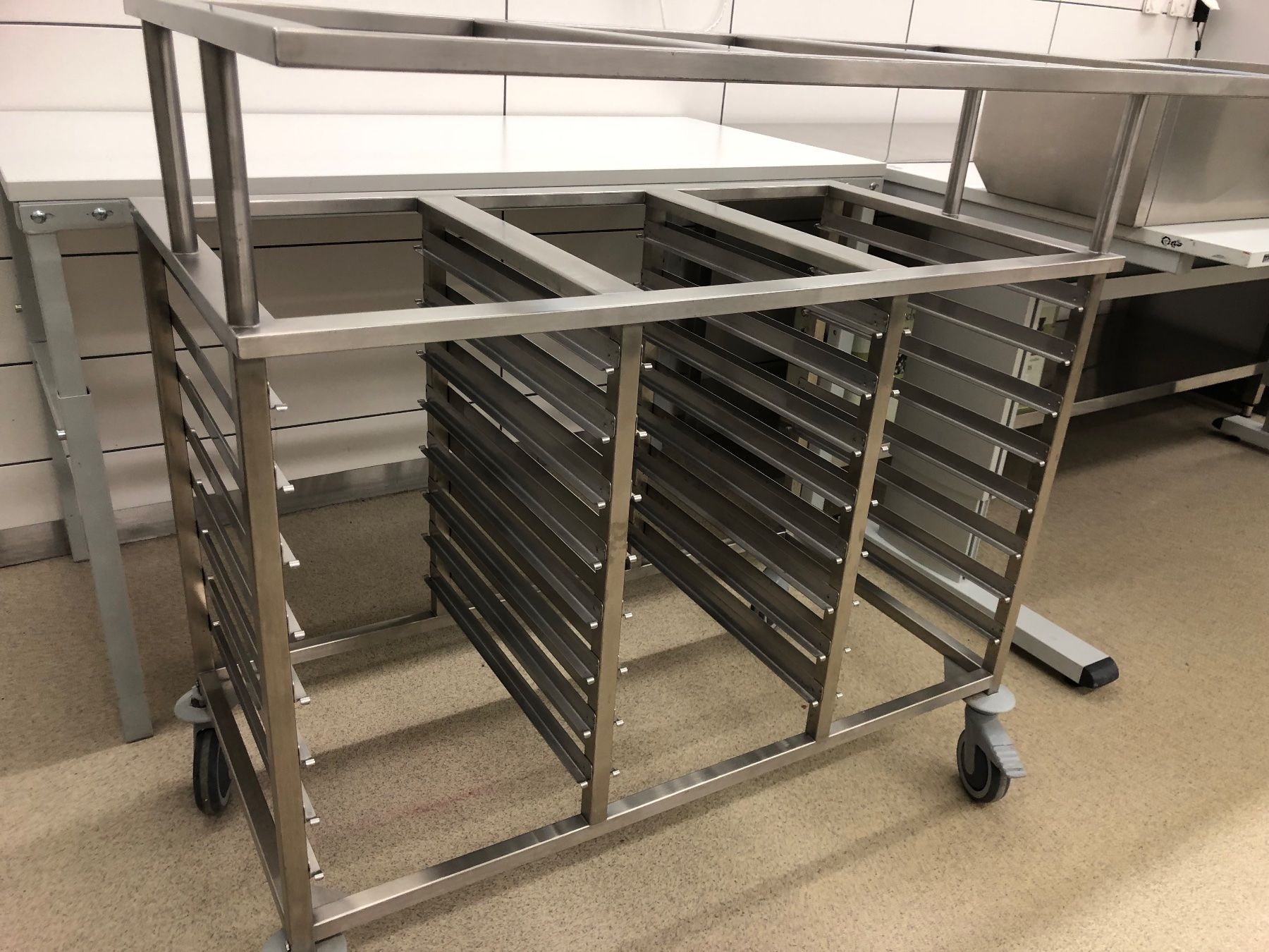 Elettrodomestici da cucina: Ausgabewagen Kaltspeisen – Usato da Zofingen venduto da kartengeheimniss 9