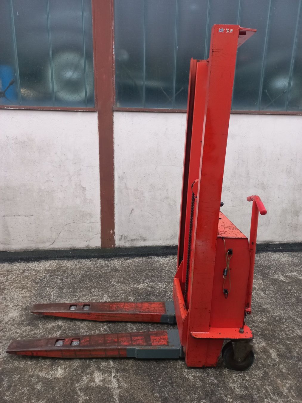 Carrelli elevatori e a forche: leichter Elektrischer Handstapler Deichselstapler Stapler – Usato da Dulliken venduto da mopar030