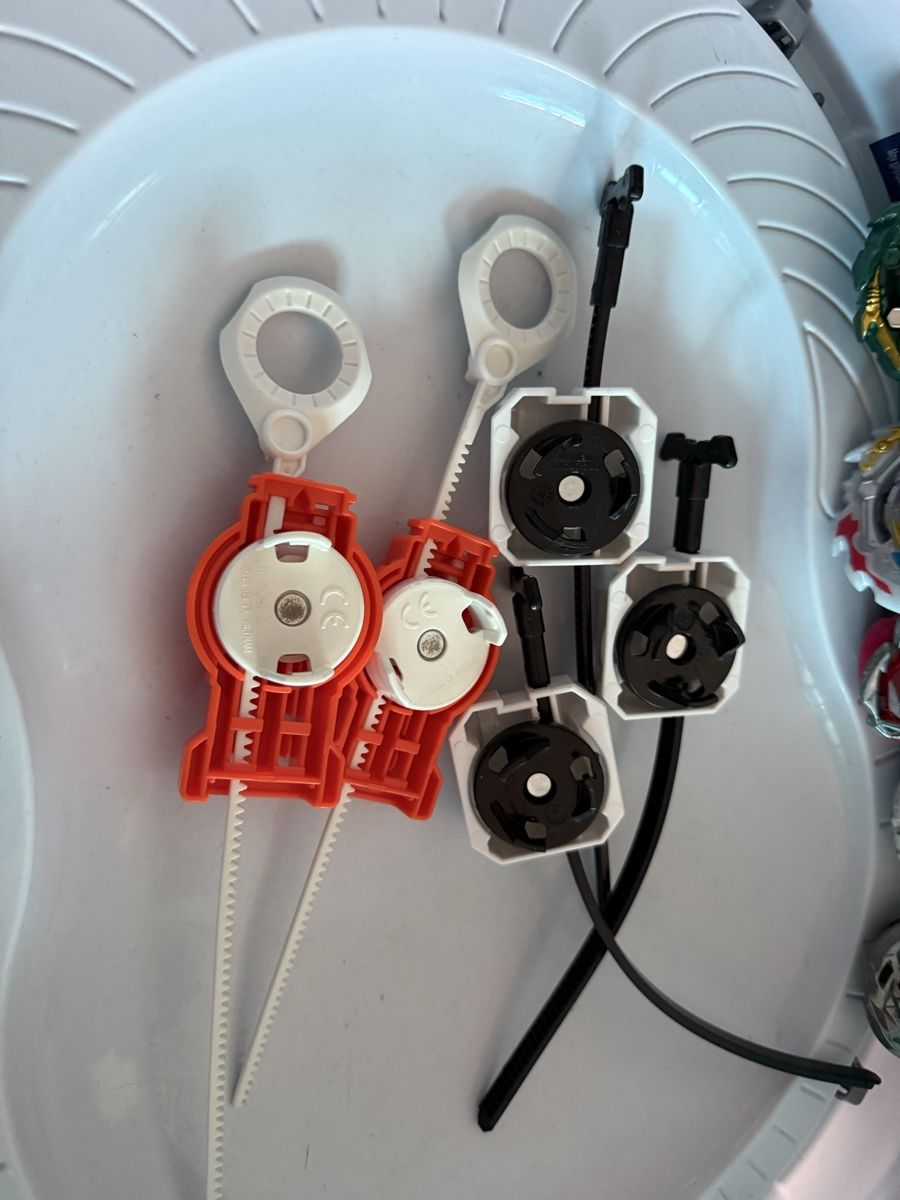 Hasbro Giocattoli: Beyblade Arena mit 5 Beyblades – Usato da Buchs SG venduto da and_d8tp 5
