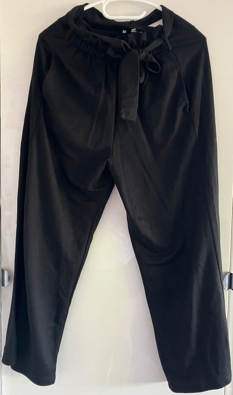Pantaloni: Schwarze Sommerhose, 38 mit Stoffgürtel – Usato da Bachenbülach venduto da jul_bsw9