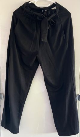Schwarze Sommerhose, 38 mit Stoffgürtel