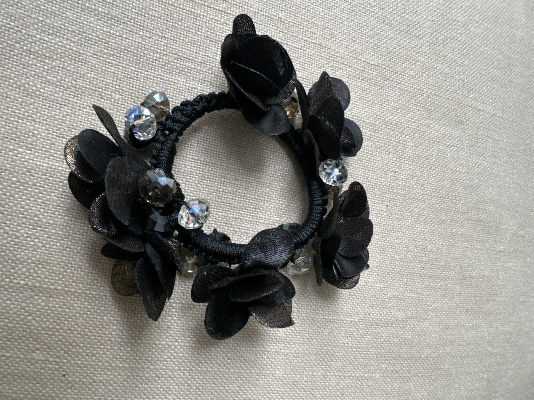 Accessori per capelli: Schwarzes Haargummi mit ✨ – Nuovo (secondo la descrizione) da Brütten venduto da Rod816 1