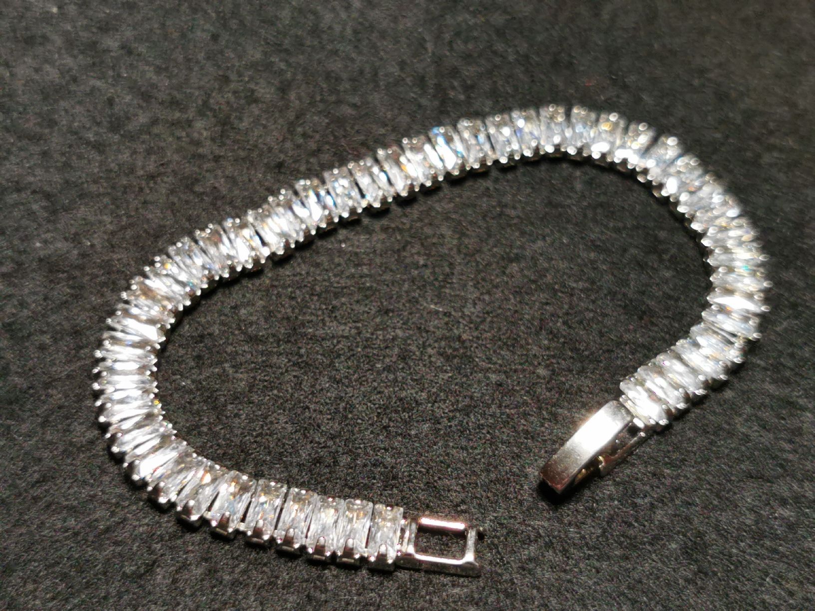 Armbänder & -reifen: Damen Armkette  17,5 cm lang. – Neu und originalverpackt aus Schlieren von vlalif