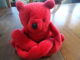 Nounours en peluche pouvant s'accrocher à un objet